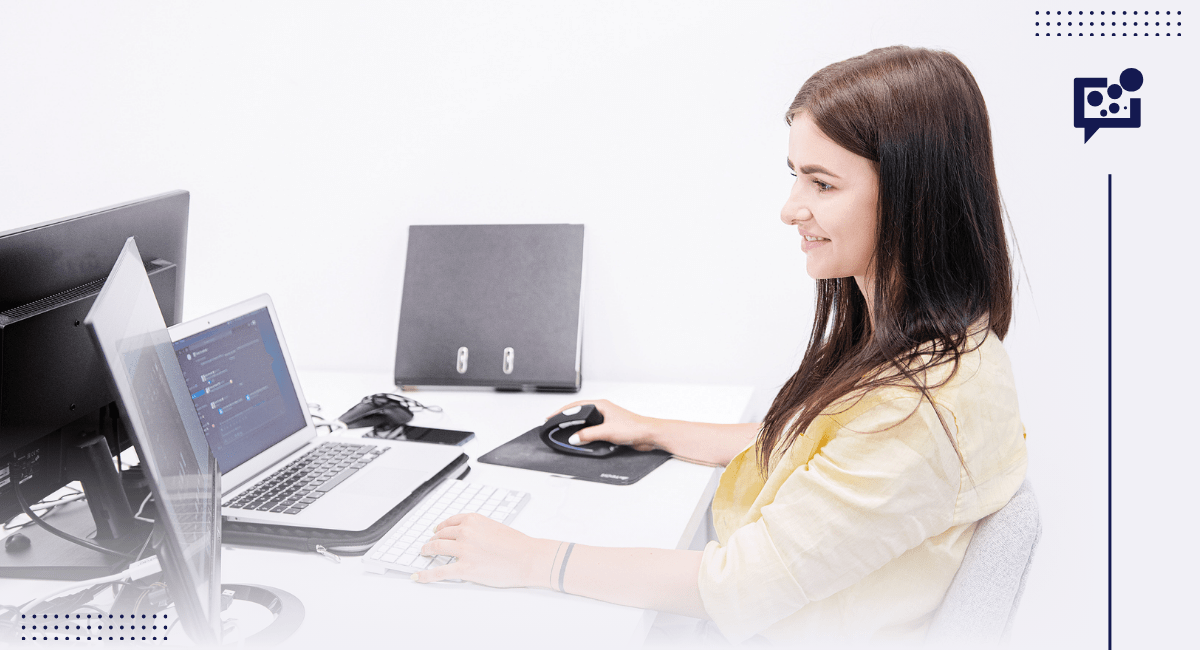 copywriter b2b przy pracy - młoda dziewczyna przed komputerem