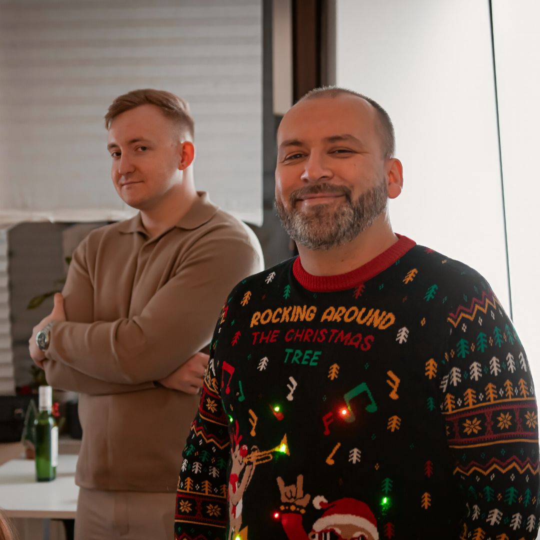 Web Developer Social Elite w świątecznym swetrze na wigilii firmowej